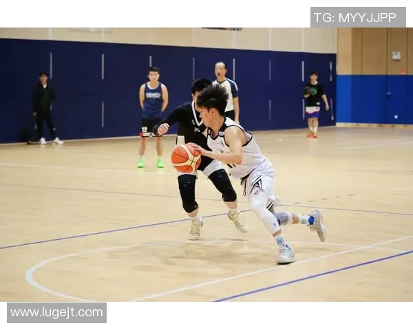 篮球点燃青春梦想奋勇拼搏展现团队精神与永不言败力量